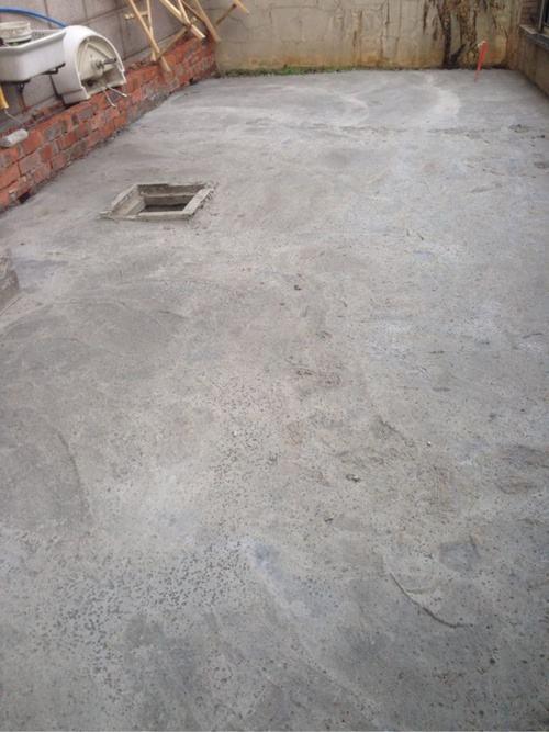 庭院現澆水泥地坪,學外國人多加一層鋼絲網,比鄰居家耐用幾十年